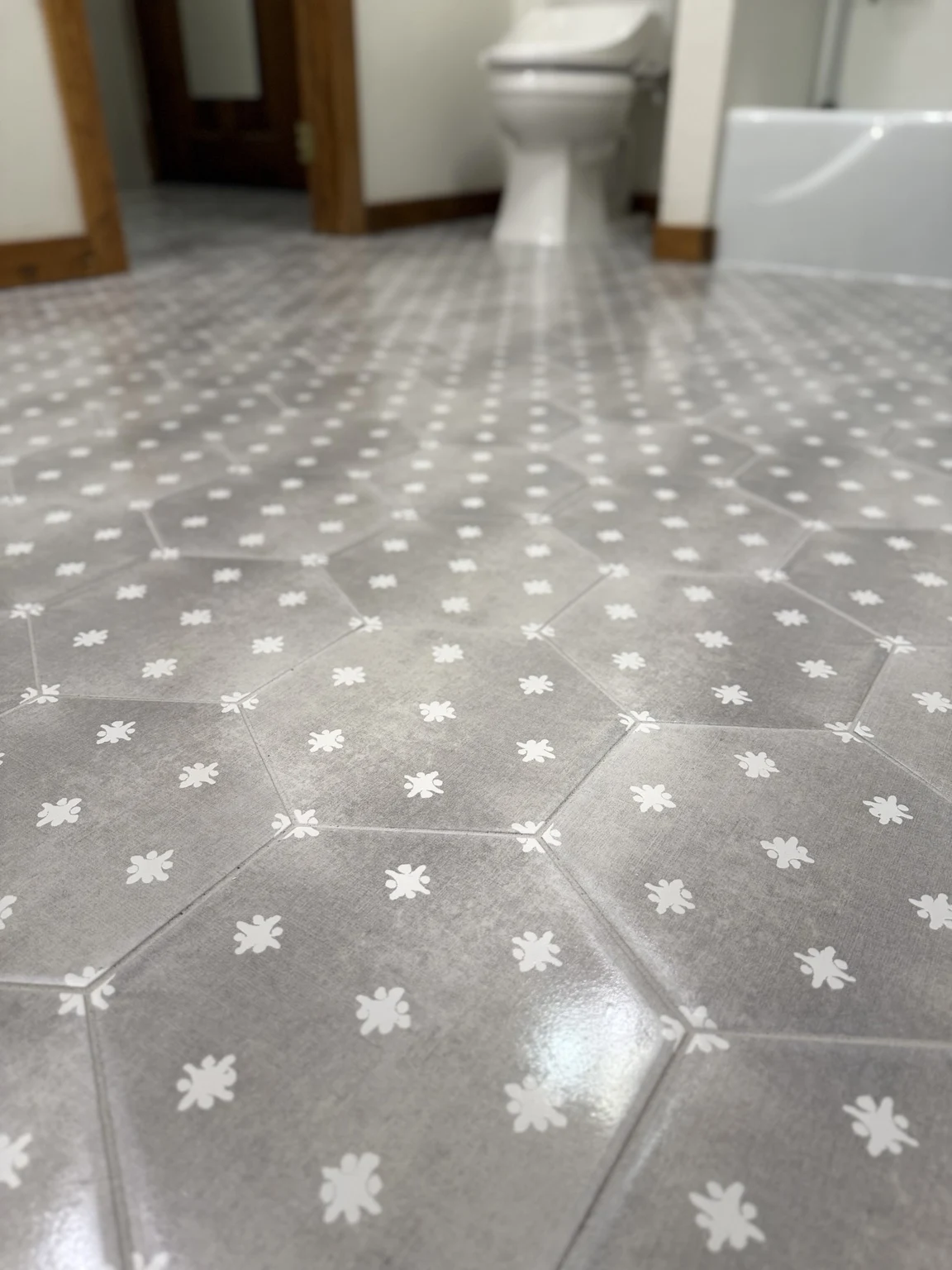 Decorative bathroom tile floor