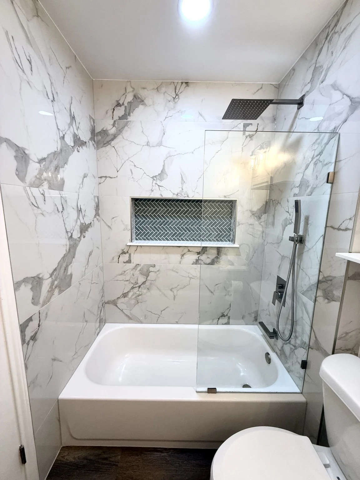 Marble-look tub surround with niche
