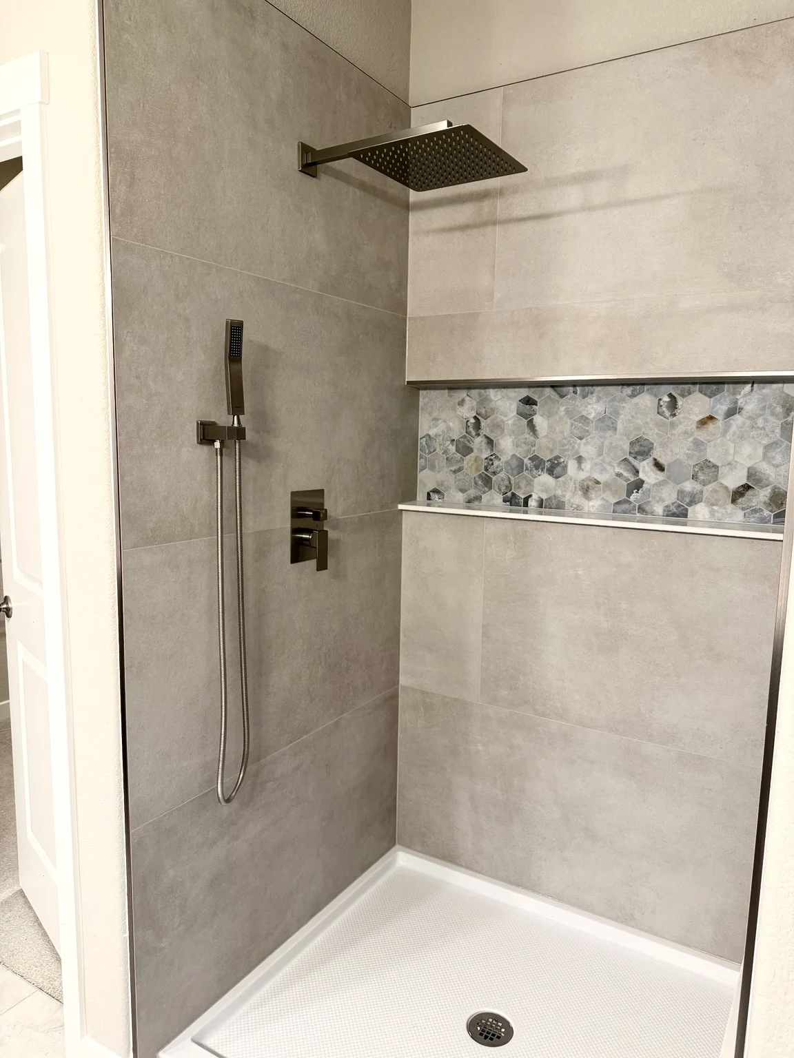 Shower with mosaic niche